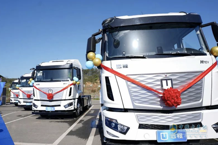 遠(yuǎn)程純電牽引車批量交付四川大客戶 營造砂石料綠運新體驗