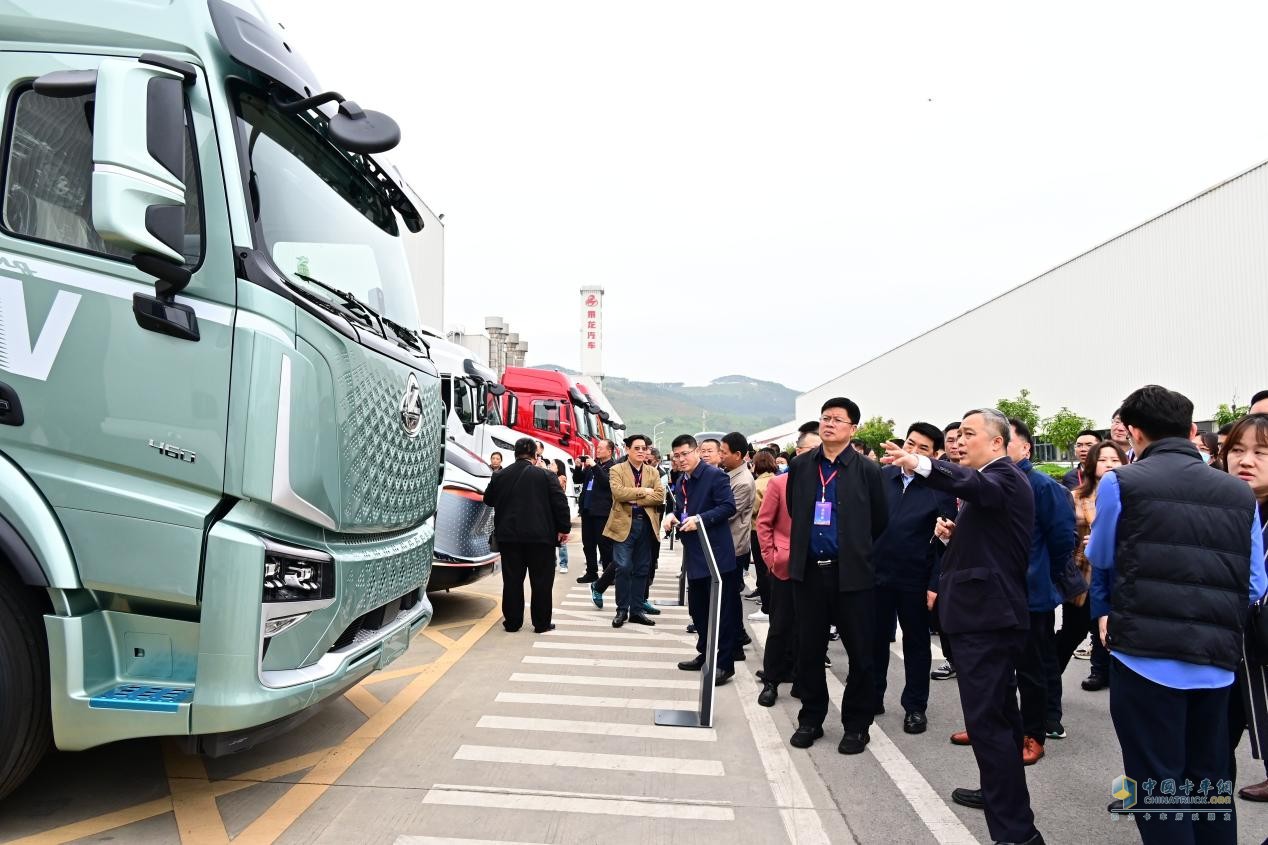 柳州汽車工業(yè)轉(zhuǎn)型“頭排兵”，東風(fēng)柳汽乘龍“秀肌肉”