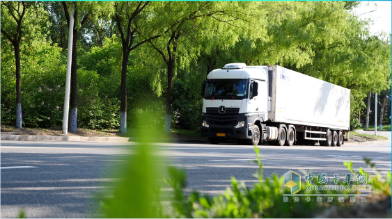 領(lǐng)鮮秘訣 全靠奔馳卡車“高手”護航