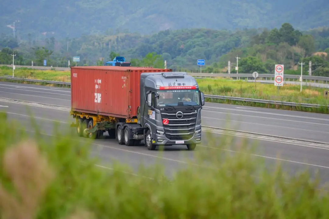 北京重卡LNG牽引車高效低耗 引領(lǐng)大排量節(jié)氣新時代