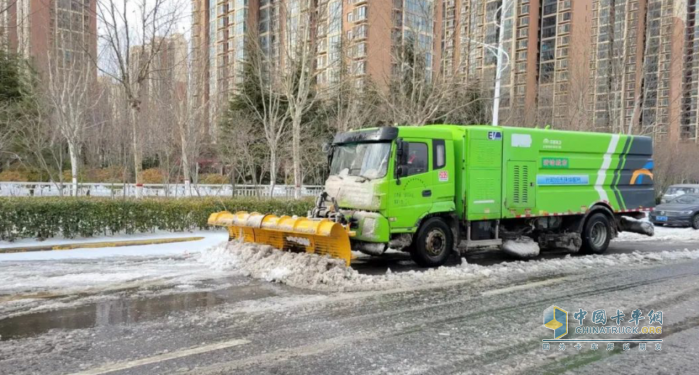 全軍出擊！宇通環(huán)衛(wèi)以雪為令齊奮戰(zhàn)，破冰除雪保暢通