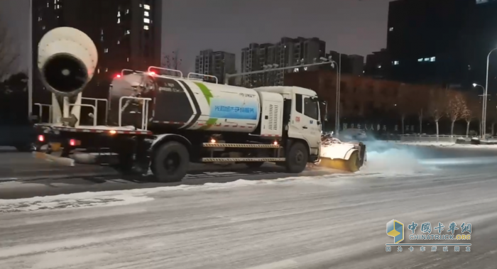 全軍出擊！宇通環(huán)衛(wèi)以雪為令齊奮戰(zhàn)，破冰除雪保暢通