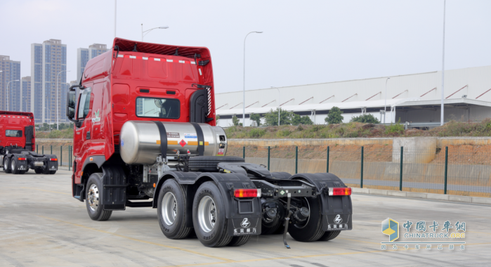 530大馬力、低自重，乘龍H7 LNG牽引車強(qiáng)勢(shì)來(lái)襲