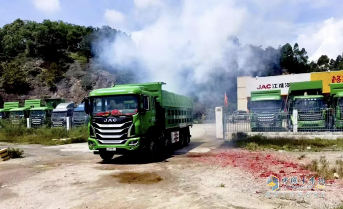 捷報(bào)頻傳 江淮重卡全國(guó)各地交車(chē)忙