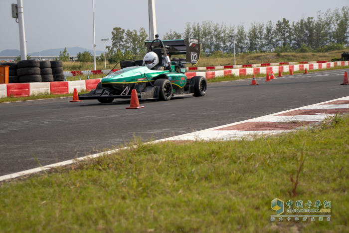 東風(fēng)HUAT車隊(duì)再展風(fēng)采 榮戰(zhàn)2023中國(guó)大學(xué)生方程式汽車大賽!