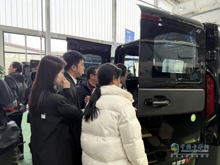 中國(guó)重汽輕型汽車攜五大創(chuàng)新車型登陸2025北京房車展定義出行新范式