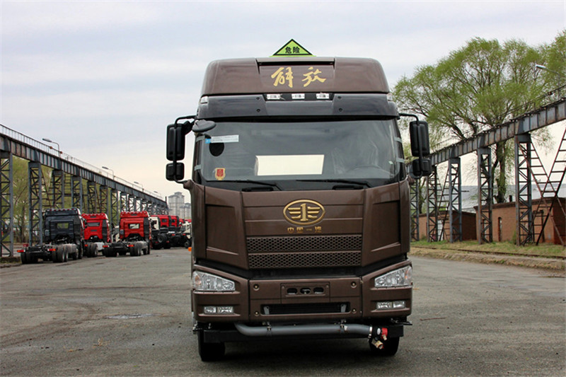 一汽解放 J6P重卡 標載型 350馬力 6X4 國五LNG牽引車(CA4250P66T1A3E24M5)