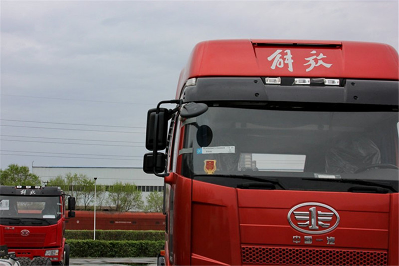 一汽解放 J6P重卡 370馬力 6X2 國(guó)五天然氣牽引車(CA4250P66T3E24M5)