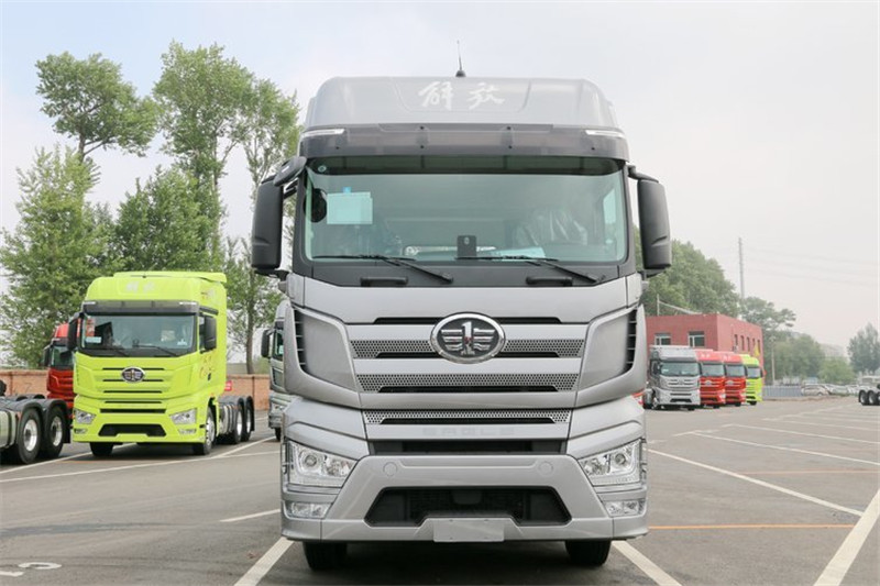 一汽解放 J7重卡 豪華版 550馬力 6X4 國五AMT自動擋牽引車(CA4250P77K25T1E5)