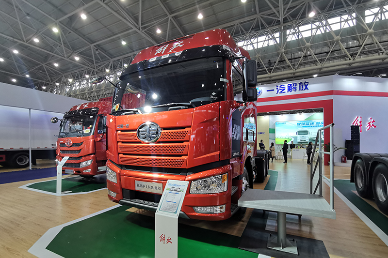 一汽解放 新J6P 440馬力 6×4 國(guó)六 LNG牽引車(chē)