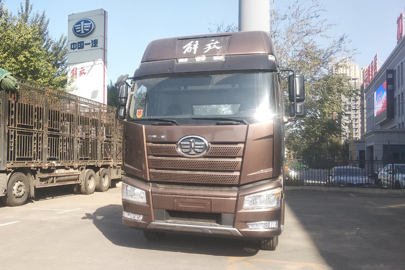 一汽解放 J6P重卡 280馬力 6X2 7.7米 國五倉柵式載貨車(CA5250CCYP63K1L6T3A1E5)