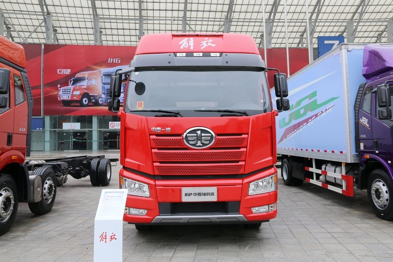 一汽解放 J6L重卡 240馬力 6X2 8.7米 國(guó)五倉(cāng)柵式載貨車(CA5250CCYP62K1L7T3E5)