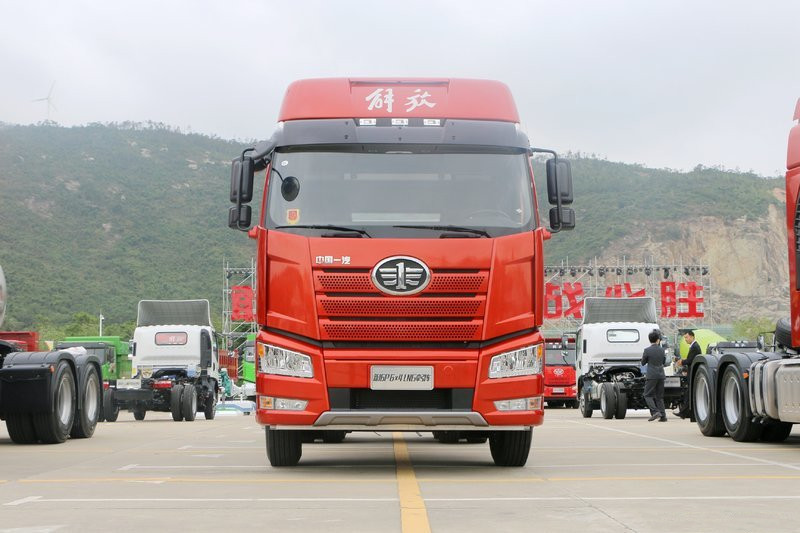 一汽解放 新J6P重卡 420馬力 6X4 國六LNG牽引車(CA4250P66M25T1E6)