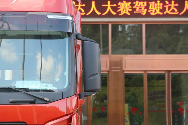 一汽解放 J7重卡 550馬力 6X4 國(guó)五牽引車(CA4250P77K25T1E5)