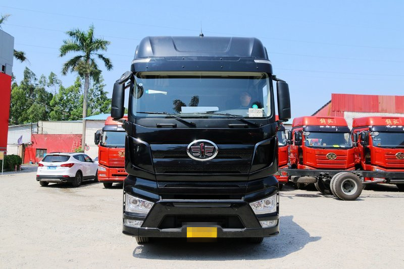 一汽解放 J7重卡 500馬力 6X4 國(guó)五牽引車(黑色款)(CA4250P77K25T1E5)