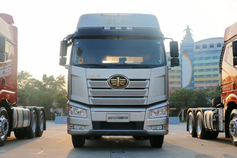 一汽解放 新J6P重卡 榮耀版 550馬力 6X4 國(guó)五牽引車(CA4250P66K25T1A1E5)