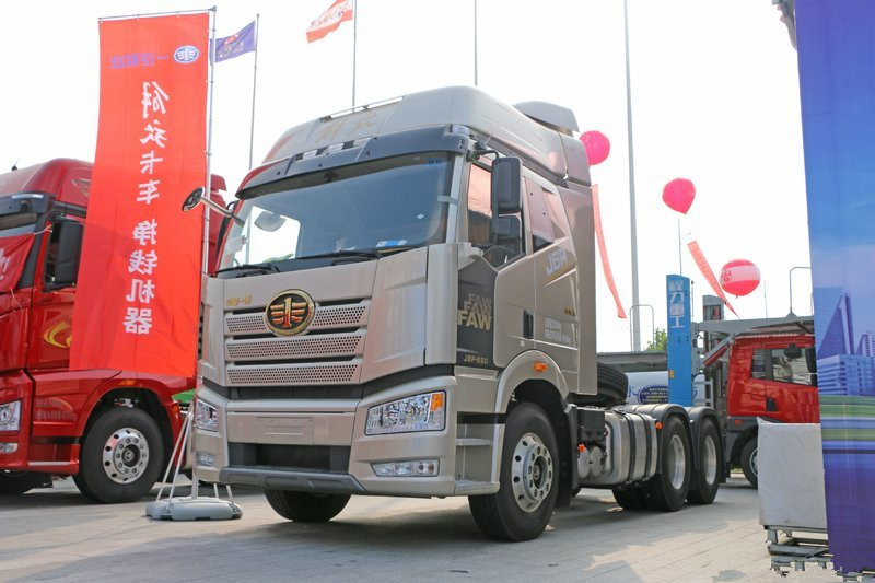 一汽解放 新J6P重卡 榮耀版 550馬力 6X4 國(guó)五牽引車(CA4250P66K24T1A4E5)