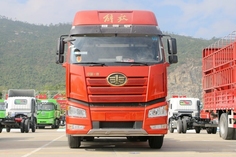 一汽解放 J6P重卡 430馬力 6X4 國(guó)五LNG牽引車(457后橋)(CA4250P66K29T1E5M)