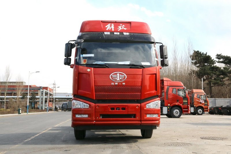 一汽解放 J6P重卡 375馬力 6X4 國(guó)五LNG牽引車(CA4250P66T1A1E24M5)