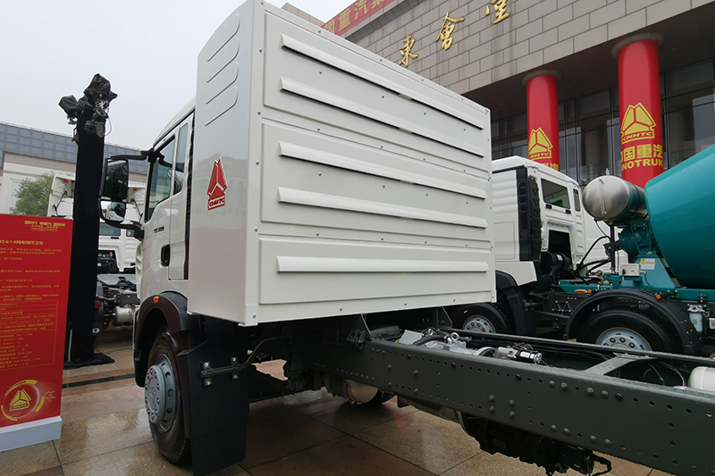 中國重汽 豪沃TX5 200kw 6X4 純電動環(huán)衛(wèi)車(ZZ1257V464GZ1EV)