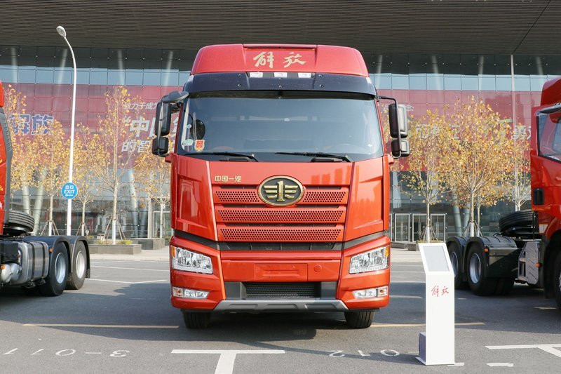 一汽解放 新J6P重卡 領(lǐng)航版2.0 四季款 560馬力 6X4 國(guó)六 牽引車(chē)(CA4250P66K25T1E6)